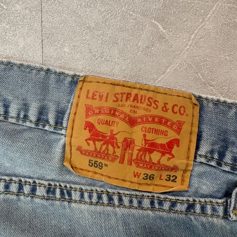Levis 559 Relaxed Straight Jeans Mens 36x32 Light Wash Blue Denim 3035